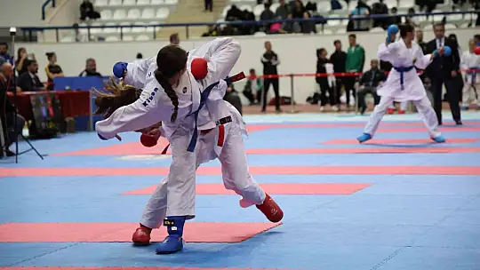 51 İlden bin 200 sporcu Elazığ'da karate için buluştu