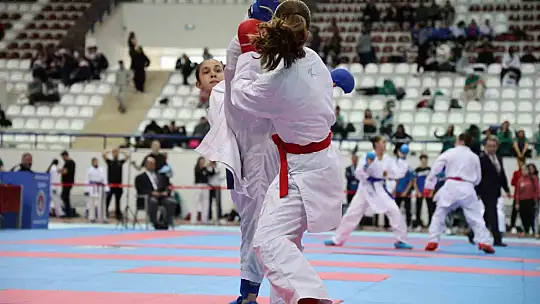 51 İlden bin 200 sporcu Elazığ'da karate için buluştu