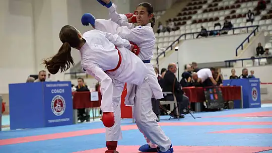 51 İlden bin 200 sporcu Elazığ'da karate için buluştu