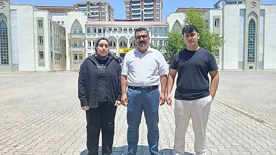 6 üniversite bitiren baba, kızıyla aynı sınıfta, oğluyla aynı okulda sınava girdi