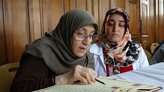 75 yaşındaki Fatma teyzenin Kur'an-ı Kerim öğrenme azmi