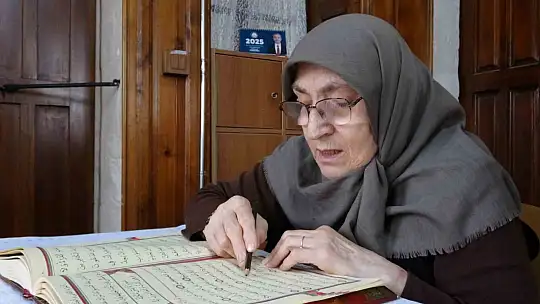 75 yaşındaki Fatma teyzenin Kur'an-ı Kerim öğrenme azmi