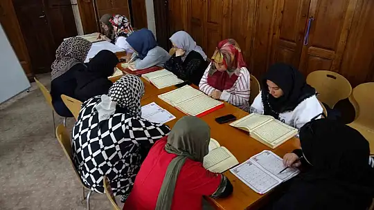 75 yaşındaki Fatma teyzenin Kur'an-ı Kerim öğrenme azmi