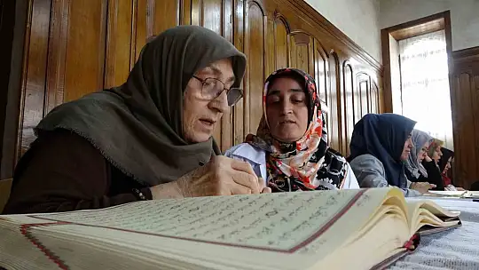 75 yaşındaki Fatma teyzenin Kur'an-ı Kerim öğrenme azmi