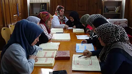 75 yaşındaki Fatma teyzenin Kur'an-ı Kerim öğrenme azmi