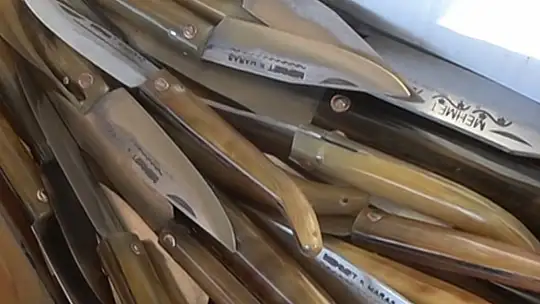 75 yaşındaki usta, baba mesleğini sürdürüyor, el işçiliği koç boynuzu bıçak üretiyor