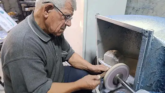 75 yaşındaki usta, baba mesleğini sürdürüyor, el işçiliği koç boynuzu bıçak üretiyor