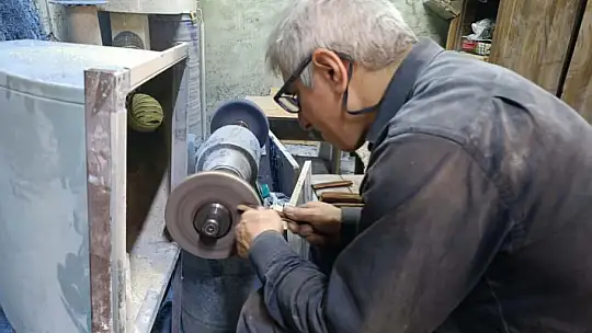 75 yaşındaki usta, baba mesleğini sürdürüyor, el işçiliği koç boynuzu bıçak üretiyor