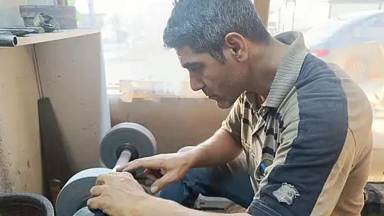 75 yaşındaki usta, baba mesleğini sürdürüyor, el işçiliği koç boynuzu bıçak üretiyor