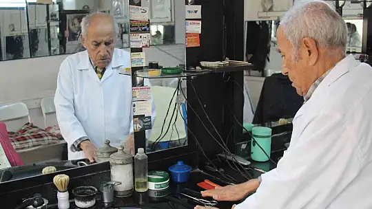 80 yaşında, 66 yıldır berber