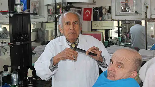 80 yaşında, 66 yıldır berber