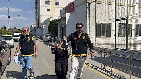 Adana'da 3 kişiyi öldüren katil zanlısı adliyeye sevk edildi