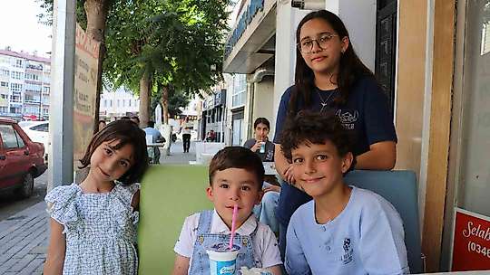 Adana'da anne ve çocuğu üzen lahmacuncuya nispet çocuklara ücretsiz lahmacun dağıttı