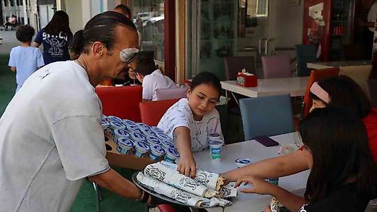 Adana'da anne ve çocuğu üzen lahmacuncuya nispet çocuklara ücretsiz lahmacun dağıttı