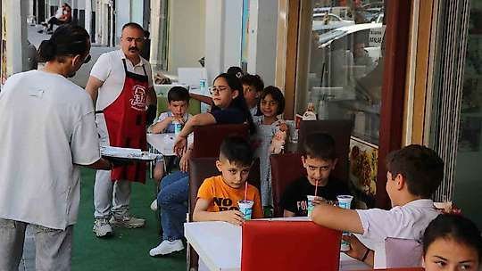 Adana'da anne ve çocuğu üzen lahmacuncuya nispet çocuklara ücretsiz lahmacun dağıttı