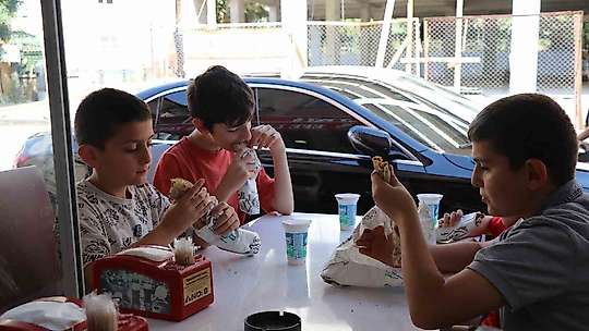 Adana'da anne ve çocuğu üzen lahmacuncuya nispet çocuklara ücretsiz lahmacun dağıttı