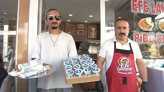 Adana'da anne ve çocuğu üzen lahmacuncuya nispet çocuklara ücretsiz lahmacun dağıttı
