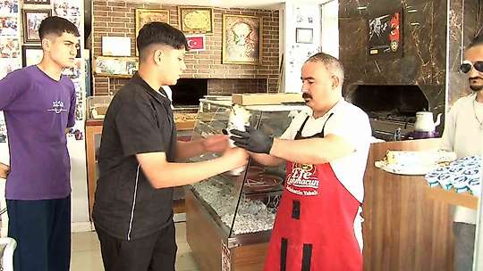 Adana'da anne ve çocuğu üzen lahmacuncuya nispet çocuklara ücretsiz lahmacun dağıttı