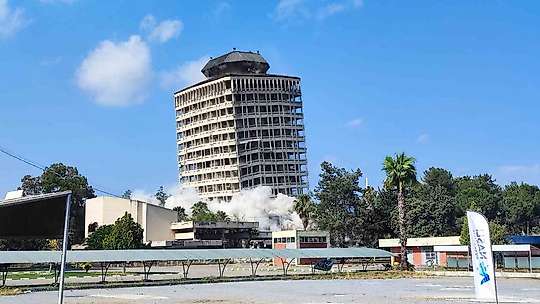 Adana'da depremde hasar gören 16 katlı Çukobirlik binası dinamitle yıkıldı