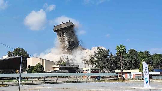 Adana'da depremde hasar gören 16 katlı Çukobirlik binası dinamitle yıkıldı