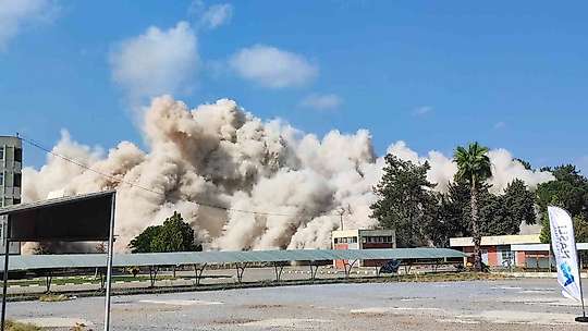 Adana'da depremde hasar gören 16 katlı Çukobirlik binası dinamitle yıkıldı