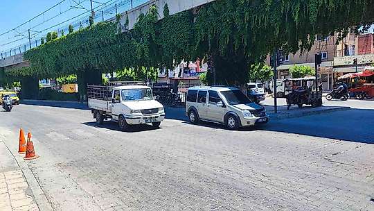 Adana'da feci kaza: Yolun karşısına geçerken iki aracın çarptığı çocuk hayatını kaybetti