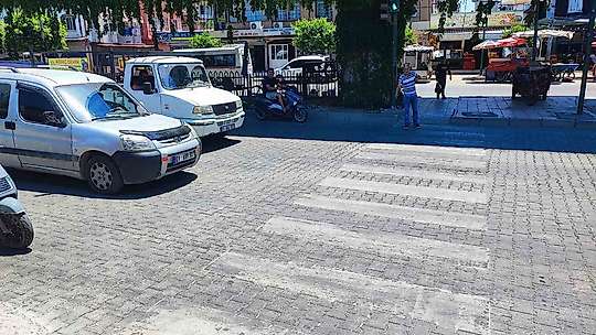 Adana'da feci kaza: Yolun karşısına geçerken iki aracın çarptığı çocuk hayatını kaybetti
