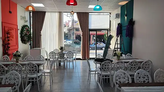 Adana'da iki kız kardeşin işlettiği düğün organizasyon ofisine taşlı saldırı