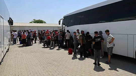 Adana'da kampta kalan 160 Suriyeli daha 4 otobüs ve 2 tırla ülkelerine geri döndü
