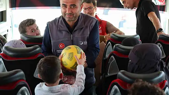 Adana'da kampta kalan 160 Suriyeli daha 4 otobüs ve 2 tırla ülkelerine geri döndü