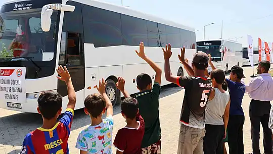 Adana'da kampta kalan 160 Suriyeli daha 4 otobüs ve 2 tırla ülkelerine geri döndü