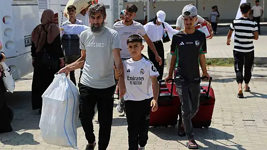 Adana'da kampta kalan 160 Suriyeli daha 4 otobüs ve 2 tırla ülkelerine geri döndü
