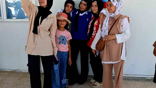 Adana'da kampta kalan 160 Suriyeli daha 4 otobüs ve 2 tırla ülkelerine geri döndü