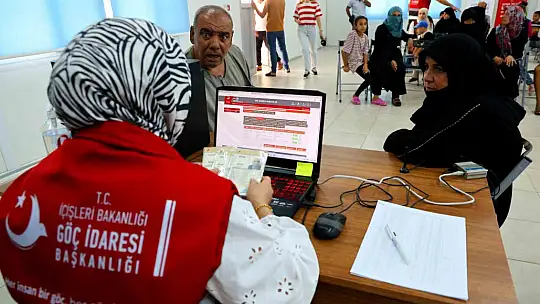 Adana'da kampta kalan 160 Suriyeli daha 4 otobüs ve 2 tırla ülkelerine geri döndü