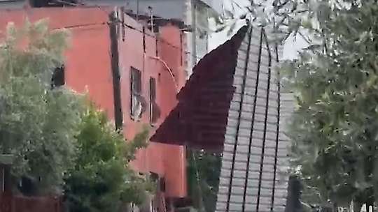 Adana'da sağanak ve kuvvetli rüzgar hayatı olumsuz etkiledi: Çatı sokağa düştü