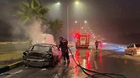 Adana'da seyir halindeki otomobil alev alev yandı