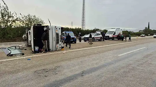 Adana'da tarım işçilerini taşıyan minibüs devrildi: 11 yaralı