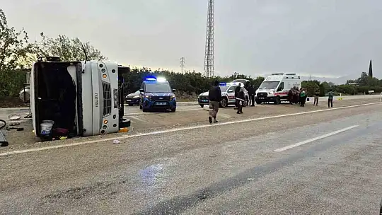 Adana'da tarım işçilerini taşıyan minibüs devrildi: 11 yaralı