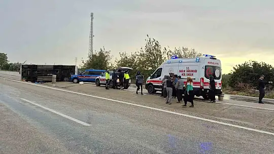 Adana'da tarım işçilerini taşıyan minibüs devrildi: 11 yaralı