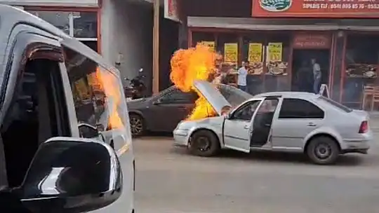 Adana'da yanan otomobili esnaf su ve yangın tüpüyle söndürdü