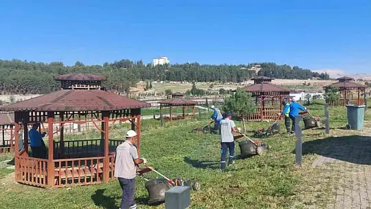 Adıyaman Belediyesi'nden yaz aylarında yeşil alanlara özel bakım