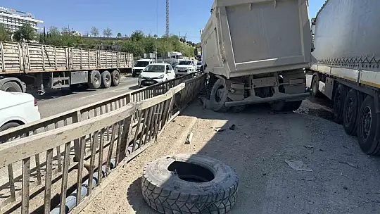 Adıyaman'da 3 aracın karıştığı zincirleme trafik kazası