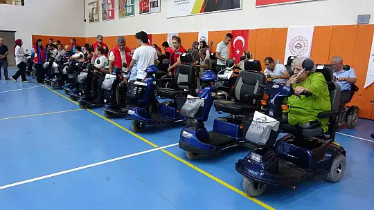 Adıyaman'da 41 akülü sandalye depremzede vatandaşlara teslim edildi