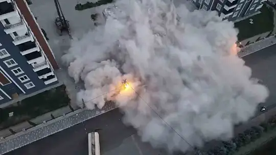 Adıyaman'da ağır hasarlı 9 katlı binanın yıkılma anları kameraya yansıdı