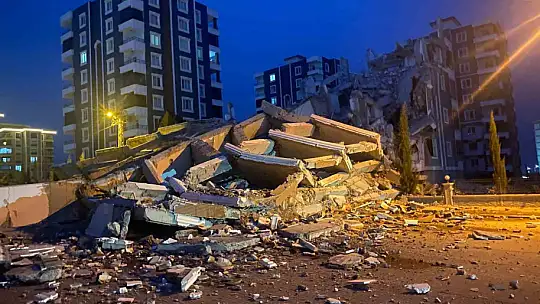 Adıyaman'da ağır hasarlı 9 katlı binanın yıkılma anları kameraya yansıdı