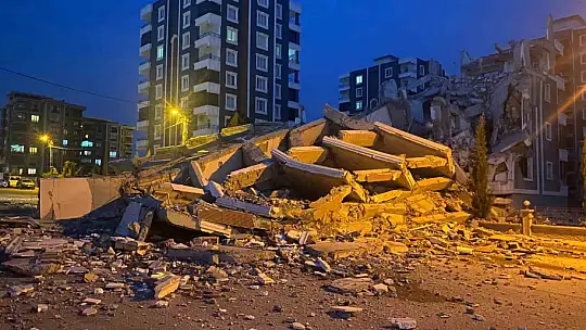 Adıyaman'da ağır hasarlı 9 katlı binanın yıkılma anları kameraya yansıdı
