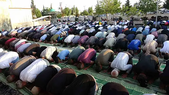 Adıyaman'da binlerce kişi bayram namazı için saf tuttu