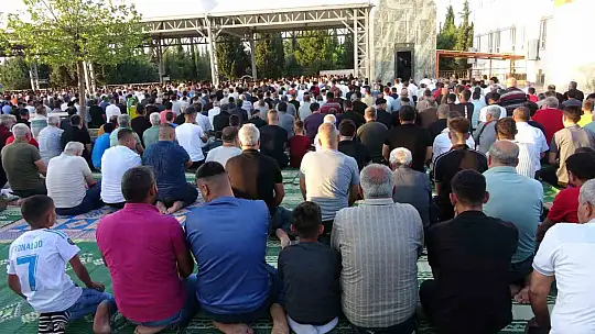 Adıyaman'da binlerce kişi bayram namazı için saf tuttu
