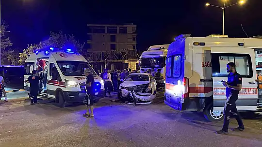 Adıyaman'da dört araç birbirine girdi: 2 yaralı