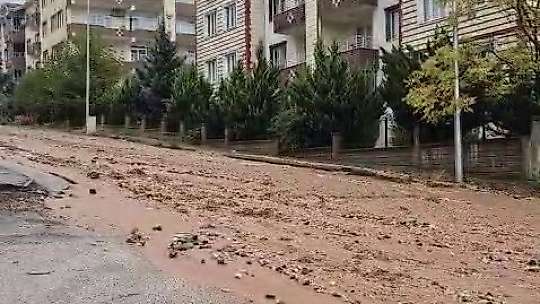 Adıyaman Gölbaşı'nda şiddetli yağış taşkına neden oldu